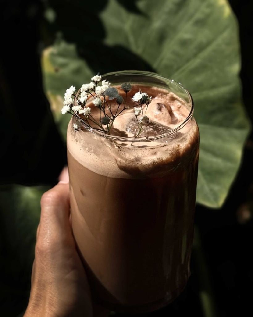 Cacao frío de la selva Lacandona servido en vaso con flores